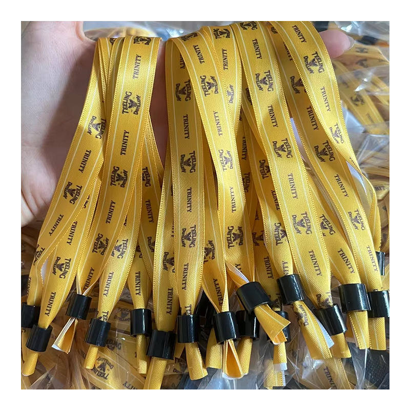 In vòng đeo tay vải tại xưởng
