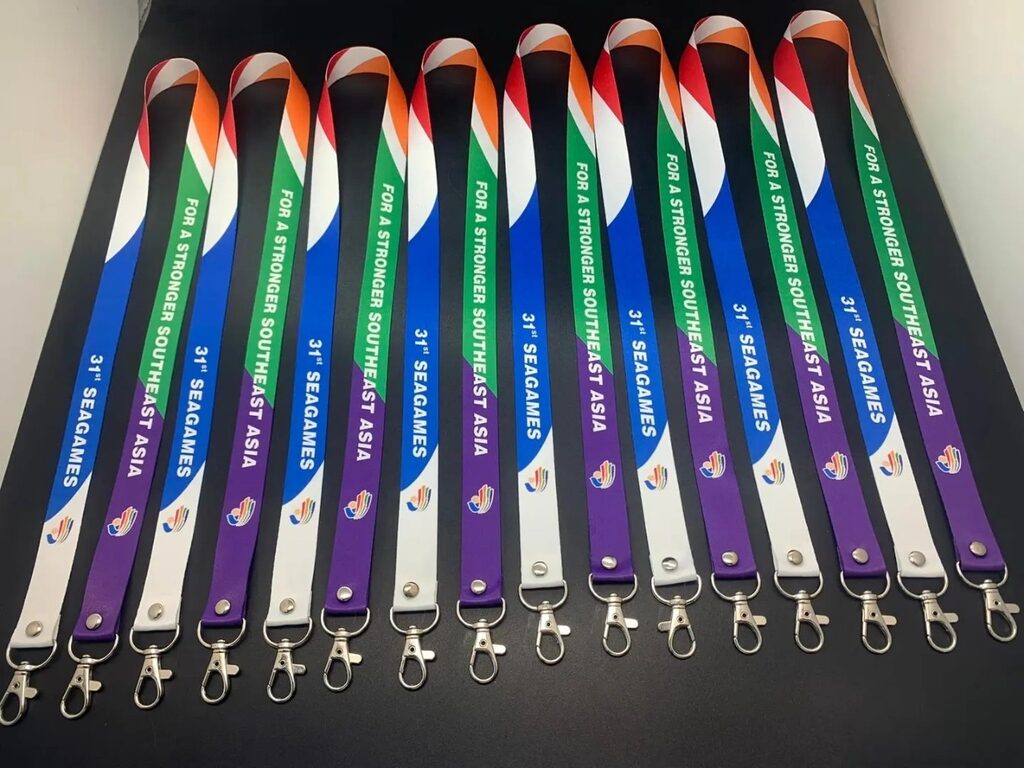lanyard-in-logo Lanyard in logo